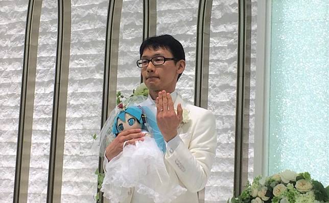 近藤顯彥和初音未來的結婚照。（圖片來源／おぎの稔 前大田区議会Twitter）
