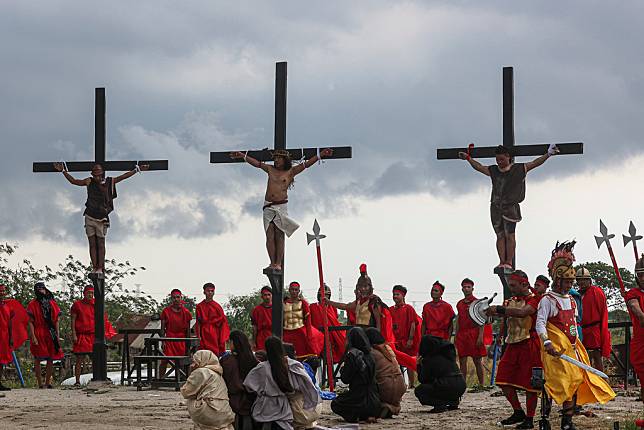 眾信徒自願在耶穌受難日被釘上十字架。美聯社