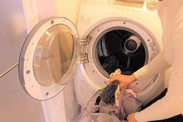 家事達人佐藤SATO分享清洗滾筒洗衣機的步驟，建議使用次氯酸鈉加水稀釋清潔。（示意圖，photoAC）