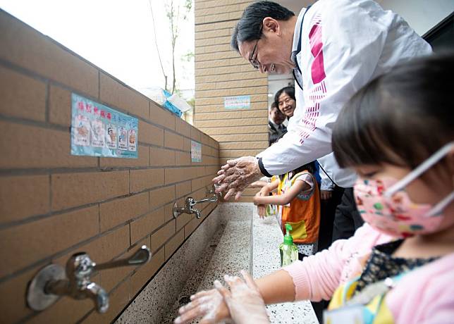 腸病毒進入流行期，張善政市長與學童共同宣導正確洗手。（新聞處提供）