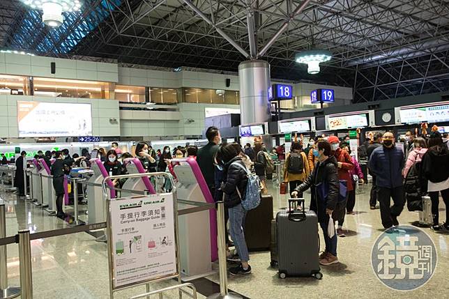 有老師發現小學生頻頻請假出國，發問這是不是常態？引發家長和其他老師熱烈討論此一現象，圖為桃園機場大廳。（本刊資料照）