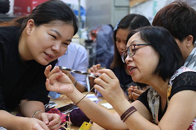 Ivy Cheung (right) teaches at a knitting workshop at Tsui Ping Estate in Kwun Tong. Photo: Xiaomei Chen