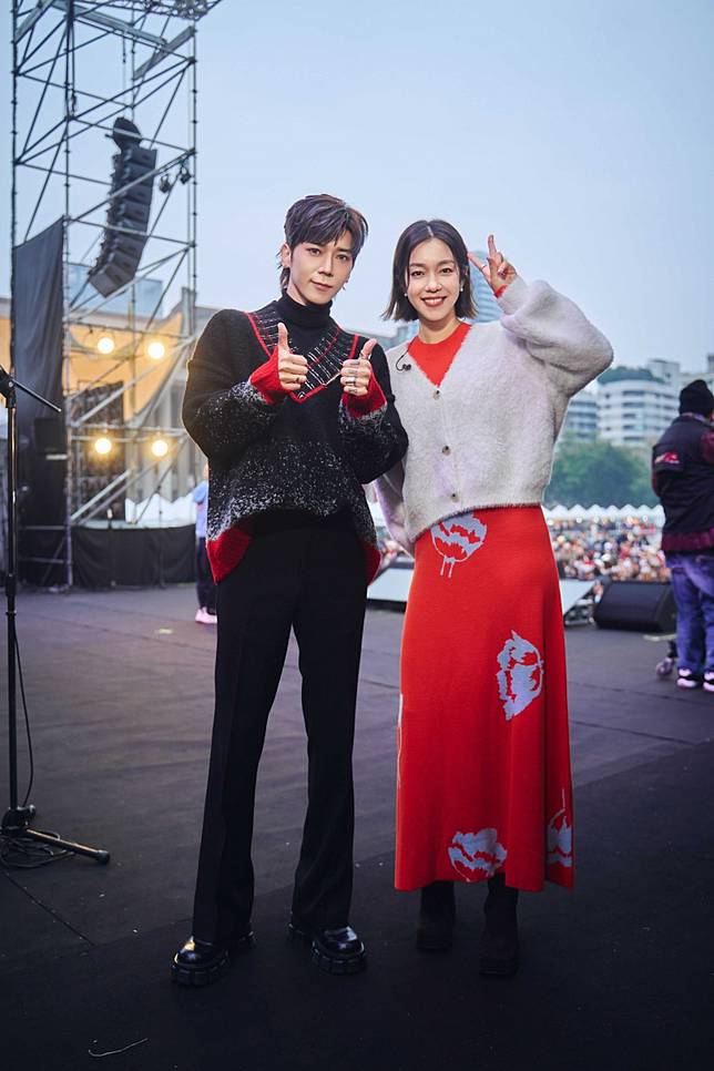 Bi Shujin ⁣and Da Pei happily met at the performance. (Photo/Courtesy of Sony Music)