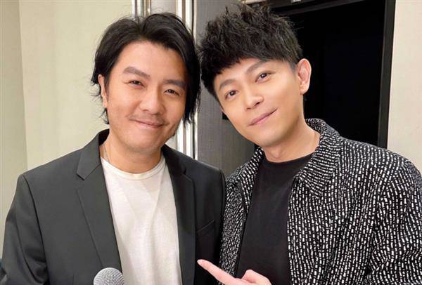 阿杜（左）、林宇中特別返台在恩師紀念音樂會上演唱。海蝶音樂提供
