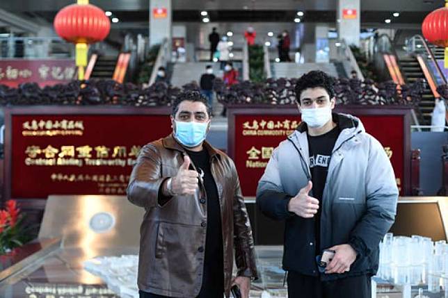 新冠肺炎、武漢肺炎疫情下的中國經濟，來自黎巴嫩的客商拜西爾（左）與兒子蘇馬在義烏國際商貿城的大廳留影。（新華社）