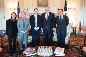 美國國務卿蓬佩奧（右2）日前會見六四參與者王丹（中）等人。   圖：翻攝蓬佩奧推特
