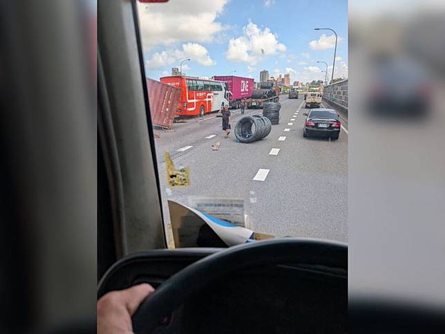追撞事故造成拖板車上的鋼卷掉落。（翻攝畫面）