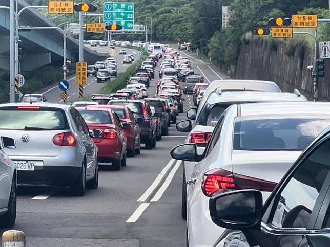 車流3萬輛次　台1線屏鵝公路假日車流白天塞到晚上