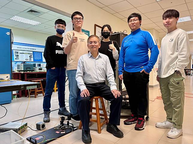 台北科技大學終身特聘教授呂海涵(左三)率領跨校團隊進行研發。(北科大提供)