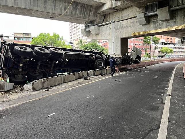 大貨車從4層樓高國道翻覆掉落平面道路。(民眾提供)