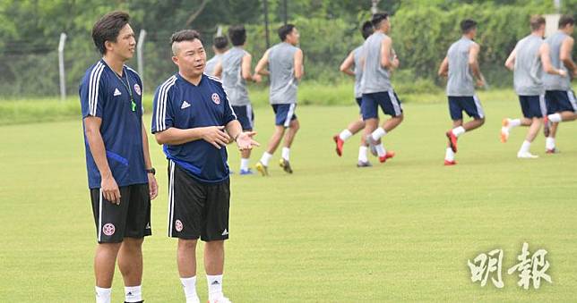 上季助和富大埔首奪港超的主教練李志堅（左二），新季將改帶領東方龍獅。（余瑋攝）