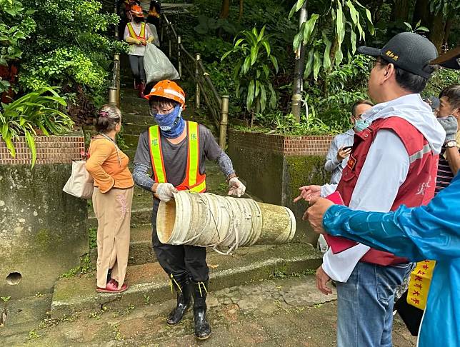 北市衛生局公布今年北市首例登革熱本土病例，為居住文山區70多歲男性，9月底陸續出現發燒、肌肉痠痛及噁心症狀，就醫後經通報及採檢送驗後，10月2日研判確診。（圖／衛生局提供）