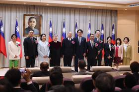 左起李貞秀、洪毓祥、蔡春綢、韓國瑜、黃國昌、陳清龍、王安祥、邱慧洳、陳昭姿、劉書彬。李政龍攝