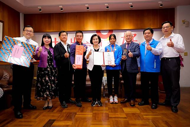 宜蘭私立中道中學陳潔安同學於「第五屆烏茲別克亞洲青少年田徑錦標賽」榮獲青少女組８百公尺銀牌，縣長林姿妙接見表揚及勉勵。（宜縣府提供）