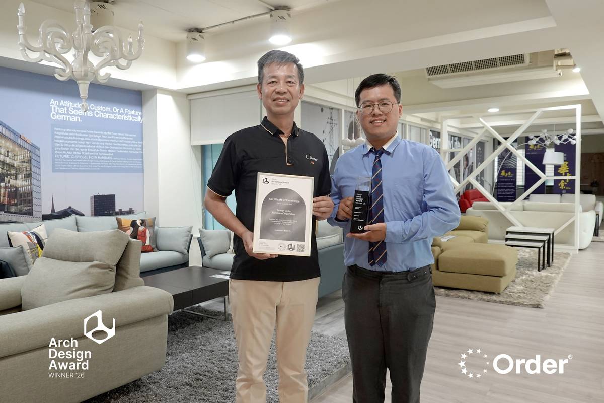 歐德傢俱榮獲「 芬蘭 Arch Design Award 設計獎」肯定，陳國都董事長(左)與設計師曾俊傑(右)開心合影。