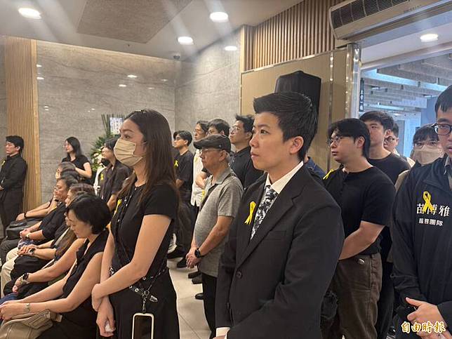 市議員苗博雅前往弔唁。(記者孫唯容攝)