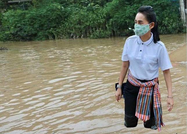 泰國教育部近日被抓包，臉書專頁 PO 副部長格諾婉女士到洪水現場勘災的照片是 P 的   圖 : 翻攝Twitter