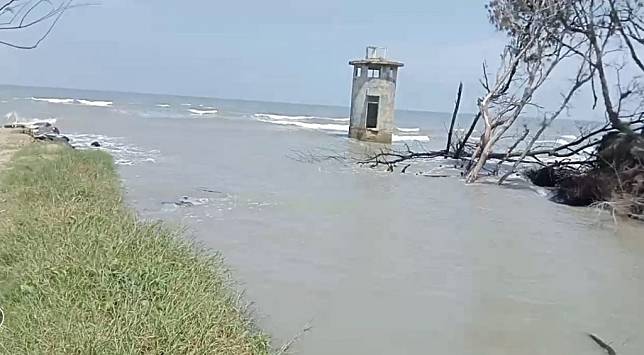 北門雙春海岸沙洲因颱風沖出的大缺口，範圍越來越大，引起居民擔憂。(記者盧萍珊攝)