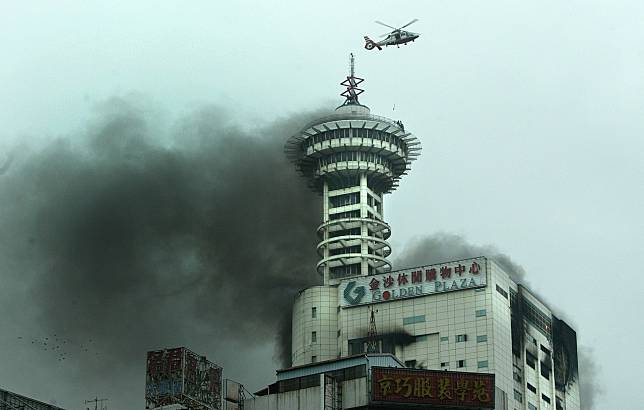 台中市地標金沙百貨發生大火造成四人死亡，由於樓層過高不少受困民眾，逃上頂樓旋轉餐廳向空勤隊直昇機呼救，在濃煙中被一一吊掛救下。