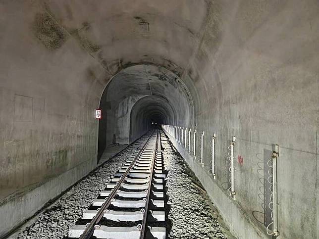 阿里山林鐵42號隧道本體工程延宕約13個月，終在12月20日完成。(阿里山林鐵處提供)