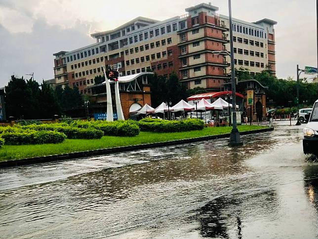 110年8月20日下雨大學路積水情形。（新北市水利局提供）