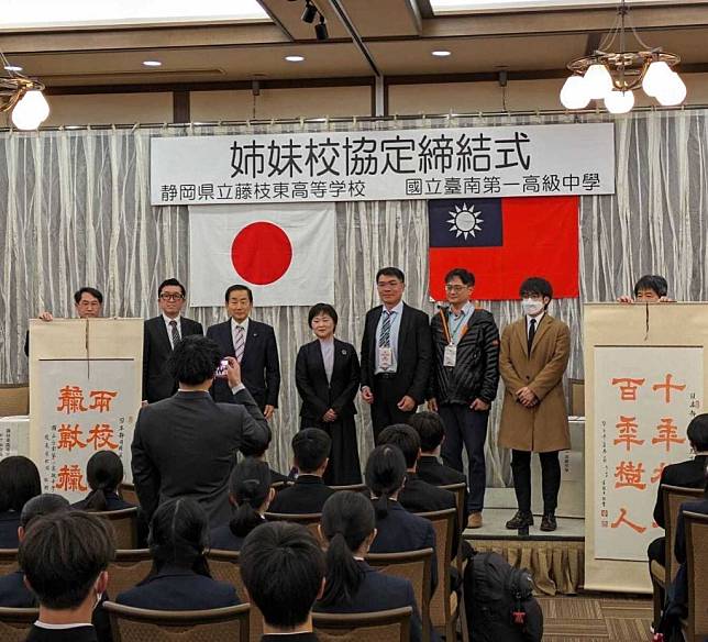 南一中與日本藤枝東高校簽訂姊妹校協議，藤枝市市長北村正平（左三）親自出席見證。（南一中提供）