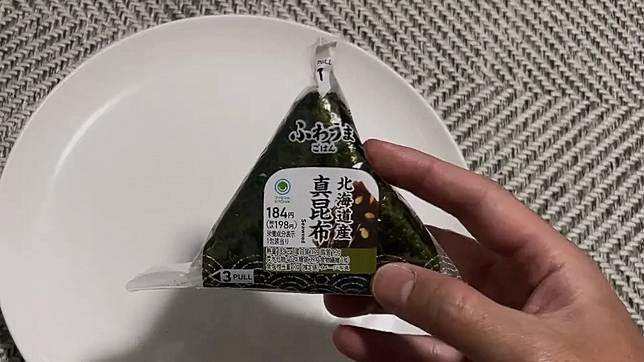 日本網友dydt教學如何拆除三角飯糰避免被海苔弄髒手，引發網友們熱議。翻攝自dydt X