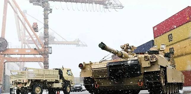 烏克蘭軍方決定將美國援助的 M1A1「艾布拉姆斯」主戰坦克從前線撤出。 圖：翻攝自騰訊網