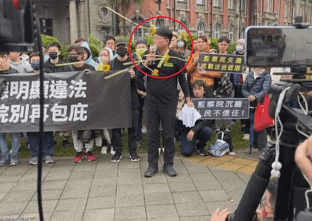 黃國昌（圖）28日遭基進黨丟丟擲太陽花，館長聲援反挨告恐嚇、公然侮辱。（鏡新聞）