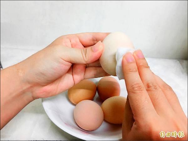 雞蛋水洗就安全？學者提醒還要搭配低溫運送。(資料照)