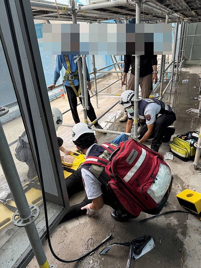 高雄新建大樓鷹架工「17樓直墜6樓」命危。讀者提供