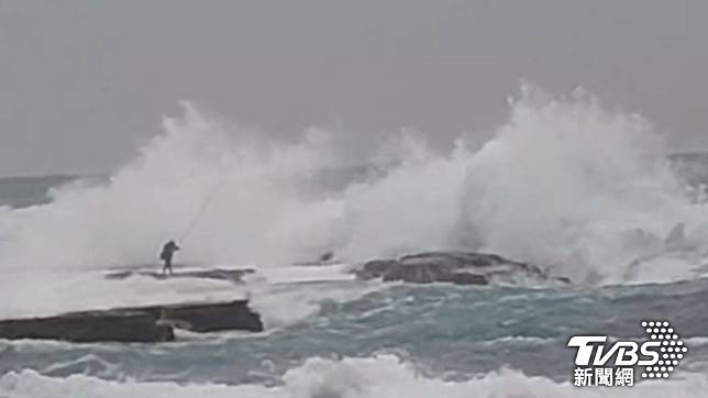 民眾在東北角海岸看到一名未穿救生衣的釣客，冒著數米高的巨浪，站在礁石上垂釣，驚險萬分。（圖／ＴＶＢＳ）