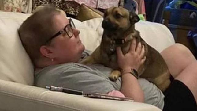 36歲女子克萊爾（Claire Churchill）「被狗診斷」出罹癌。（圖／翻攝自《鏡報》）