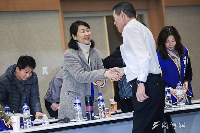 20190213-華航機師工會常務理事陳蓓蓓（左）13日出席華航勞資協商會後記者會，並於會後與華航公司總經理謝世謙（右）握手。（簡必丞攝）