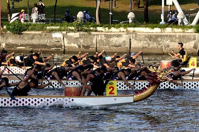 2022高雄城市盃全國龍舟錦標賽在愛河音樂館水域熱鬧登場。（圖/高市運發局提供）