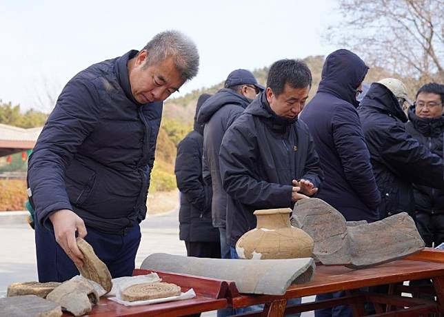 專家在山東省青島市瑯琊台遺址考察，查看出土文物。