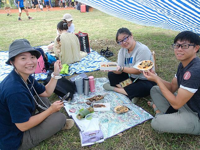 台東慢食節流域餐桌首度移師南迴金峰鄉舉辦，讓民眾品嚐美味的南迴傳統料理。（記者鄭錦晴翻攝）