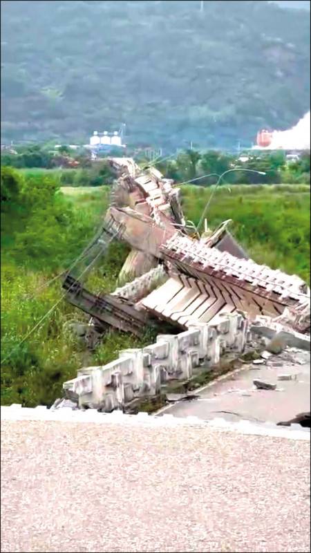 玉里鎮高寮大橋倒塌。(圖：民眾提供)