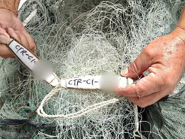 刺網實名制七月一日上路，漁民在網具標示漁船筏編號。　（記者張誼攝）