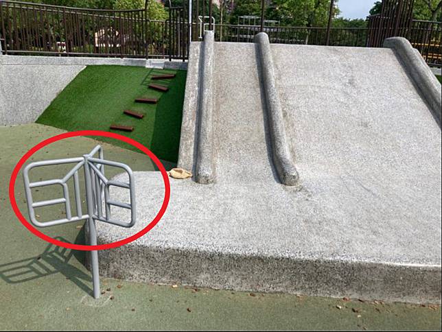 公園溜滑梯旁常見的特殊造型鐵桿。（圖／取自《PTT》）