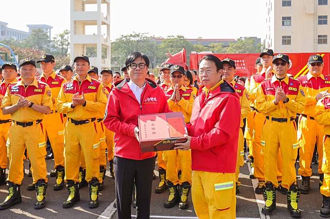 市長陳其邁親頒春節加菜金及水果禮盒，感謝特搜大隊及義消特搜大隊的辛苦執勤