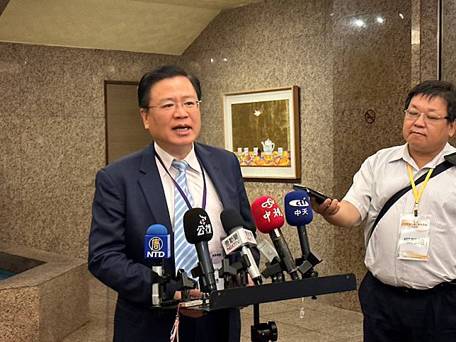 全國商業總會理事長許舒博(左)表示，車貸與房貸要增加了。(資料照/謝佳興 攝)