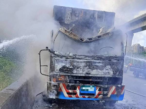 國道楊梅幼獅段北上一部聯結車發生火燒車，前方和輪胎都受波及，所幸未傳人員傷亡。（記者丘安翻攝）