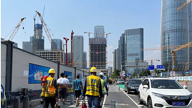 2023年6月2日，中國廣東省深圳市的建築工人。路透社