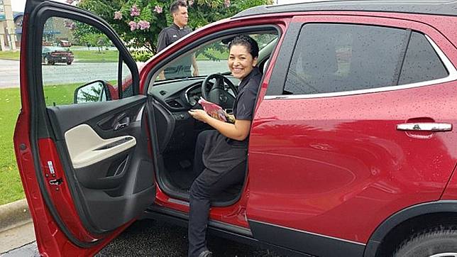 一名餐廳女服務生獲得常客贈送的新車當小費，讓她又驚又喜。(圖／翻攝自推特)