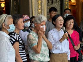 民進黨立委林岱樺今天上午和母親到鳳山天公廟拜拜祈福，林母聽到女兒談話，一時紅了眼眶。（圖：溫蘭魁攝）
