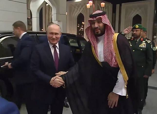 俄羅斯總統蒲亭6日與沙烏地阿拉伯王儲薩爾曼親王罕見地舉行3個小時會談。(圖：X平台)
