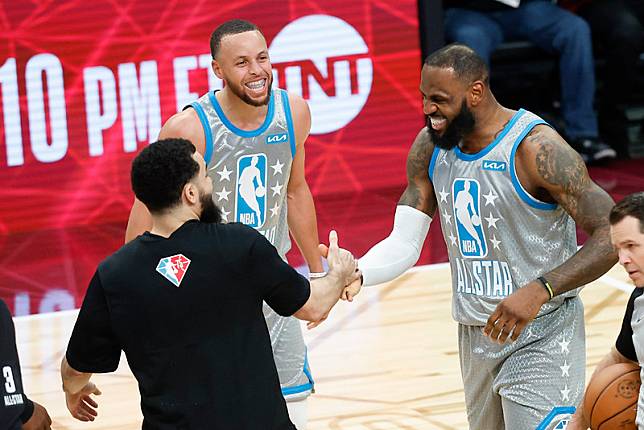 LeBron James（右）、Stephen Curry（中）在全明星賽票選首階段只分別位居西區前、後場第3。（達志影像資料照）