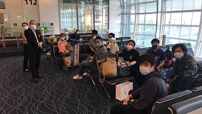 สถานทูตไทยในเกาหลีใต้และญี่ปุ่นดูแลคนไทยที่ตกค้างในสนามบินหลังมีคำสั่งห้ามบินเข้าประเทศ