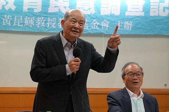  黃昆輝教授教育基金會董事長黃昆輝（左）、民調小 組召集人郭生玉（右）30日公布一項調查顯示，56% 民眾滿意政府推動的母語政策，62%不擔心母語會因 外來語言（如英語）影響而越來越不受重視。 中央社記者陳至中攝 113年3月30日